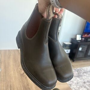 Women’s size 8 new blundstones